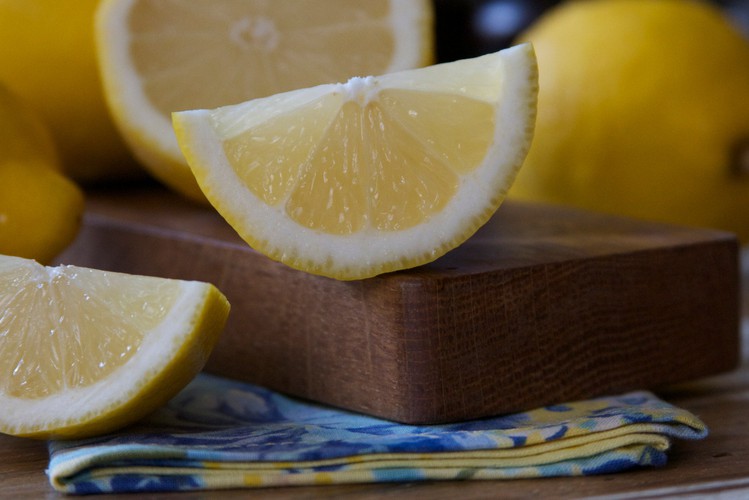 Juicing Lemons: How to juice Lemons | JuiceRecipes.com